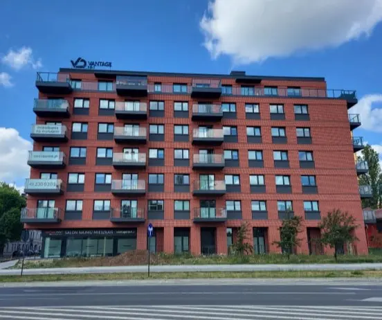 Zakup domu czy też mieszkania, czy to pochodzi z rynku pierwotnego, czy wtórnego, stanowi istotną inwestycję, wymagającą znacznych nakładów finansowych. Kupujący pragnie mieć pewność, że wybrana nieruchomość spełnia wszelkie wymogi techniczne. W takiej sytuacji warto skorzystać z profesjonalnej usługi przeglądu nieruchomości we Wrocławiu. Aby zagwarantować, że proces ten zostanie przeprowadzony rzetelnie i z dbałością o każdy szczegół, zachęcamy do wyboru STM Michał Stępak. Mamy bogate doświadczenie, wiedzę i odpowiednie kwalifikacje do wykonywania przeglądów nieruchomości na terenie Wrocławia. Podczas przeglądu nieruchomości koncentrujemy się przede wszystkim na jej stanie technicznym. Ocenie podlegają instalacje, porównujemy parametry pomieszczeń z dokumentacją projektową, identyfikujemy wszelkie usterki oraz wady konstrukcyjne, a także sprawdzamy jakość wykończenia. Dodatkowo korzystamy z kamery termowizyjnej, aby zlokalizować miejsca wymagające ewentualnych napraw. Dzięki temu kompleksowemu przeglądowi nieruchomości we Wrocławiu otrzymasz szczegółowy raport dotyczący stanu technicznego budynku.
